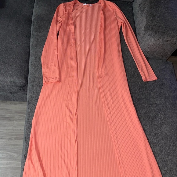 Long cover up style cardigan sweater and matching crop tank - Picture 2 of 5